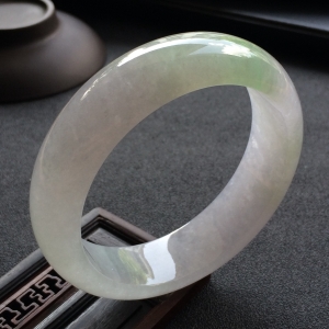 （超值推荐）糯冰种略飘花手镯（57.7mm）