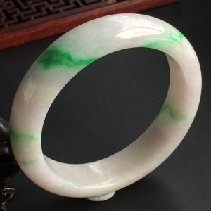 (超值推荐)糯冰种淡春带彩手镯(53mm)