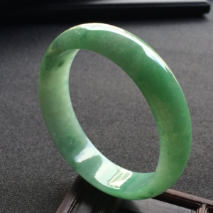 （超值推荐）糯冰种豆绿手镯（56.8mm）