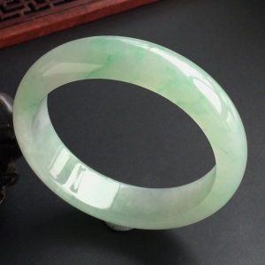 (超值推荐)糯冰种飘绿花手镯(53.7mm)