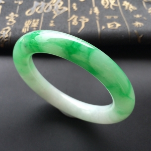 (超值推荐)糯冰种飘翠圆条手镯(56.6mm)