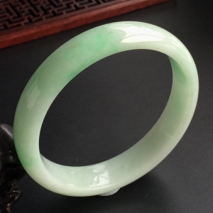 (超值推荐)糯冰种飘绿花手镯(59mm)