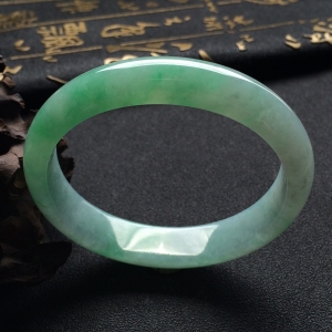 （超值推荐）糯冰种飘绿花贵妃镯（54.1mm-49.6mm）