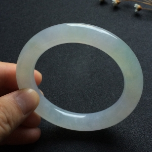 （超值推荐）糯冰种淡晴水圆条手镯（55.3mm）