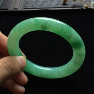 （超值推荐）糯冰种飘绿花圆条手镯（55.8mm）