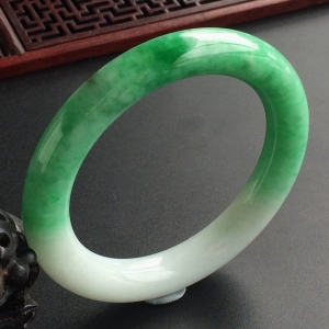 (超值推荐)糯冰种飘翠圆条手镯(57.6mm)