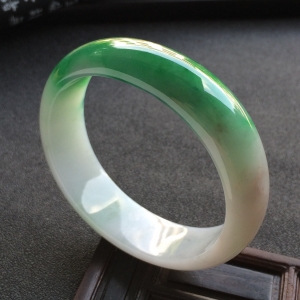 （超值推荐）糯冰种翠色贵妃镯（56.3mm-50.8mm）