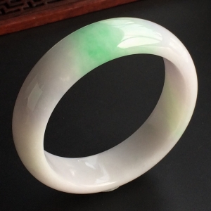 (超值推荐)糯冰种淡春带彩手镯(54.5mm)