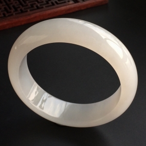 (超值推荐)糯冰种淡晴水手镯(56mm)