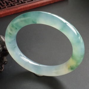 (超值推荐)冰种飘花略带黄翡圆条手镯(52.7mm)