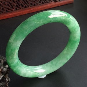 (超值推荐)糯冰种豆绿圆条手镯(56.5mm)