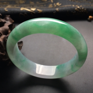 （超值推荐）糯冰种飘绿花手镯（54.6mm）