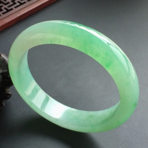 (超值推荐)糯冰种飘翠手镯(57.6mm)