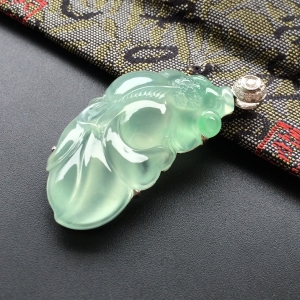 (超值推荐)冰种晴水镶白金钻石金鱼胸坠