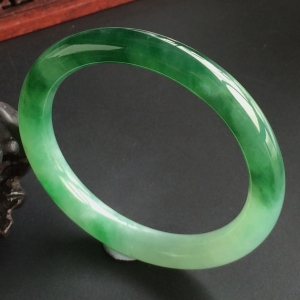 (超值推荐)糯冰种飘翠圆条手镯(53.4mm)