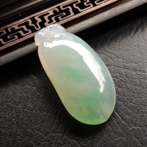 （超值推荐）糯冰种飘绿花福瓜挂件