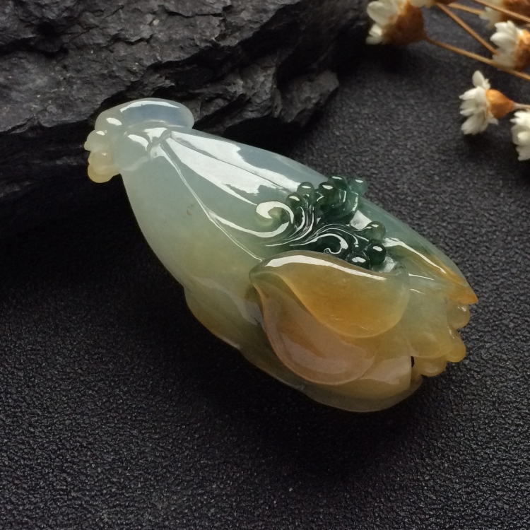 （超值推荐）糯冰种黄翡飘花玉兰花挂件