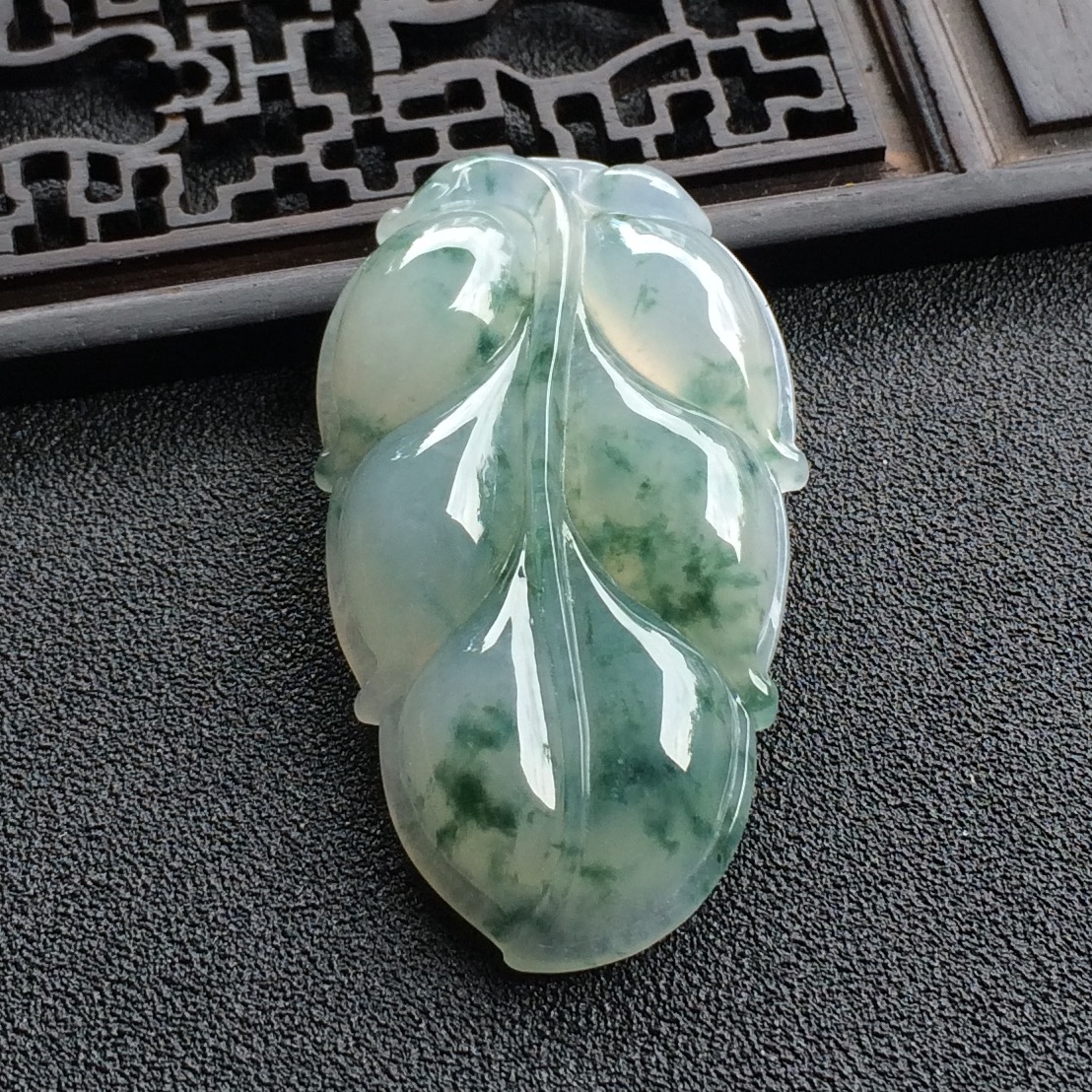 （超值推荐）糯冰种飘花玉叶挂件
