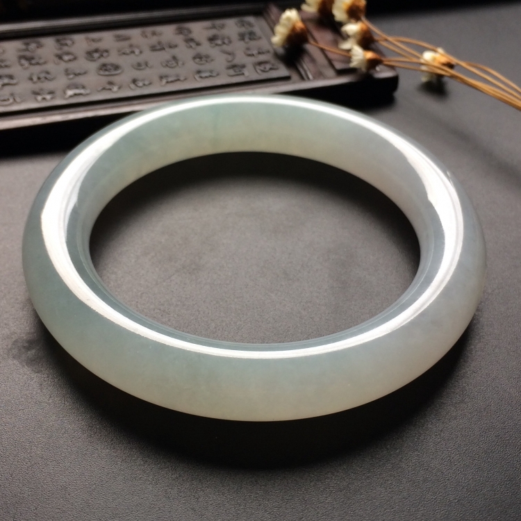 （超值推荐）糯冰种淡晴水圆条手镯（56mm）