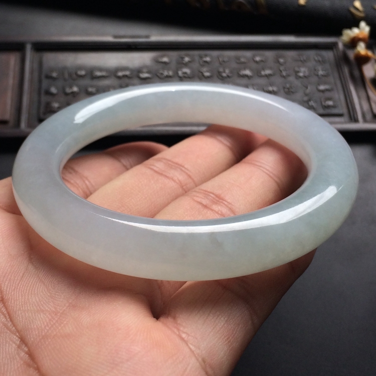（超值推荐）糯冰种淡晴水圆条手镯（56mm）