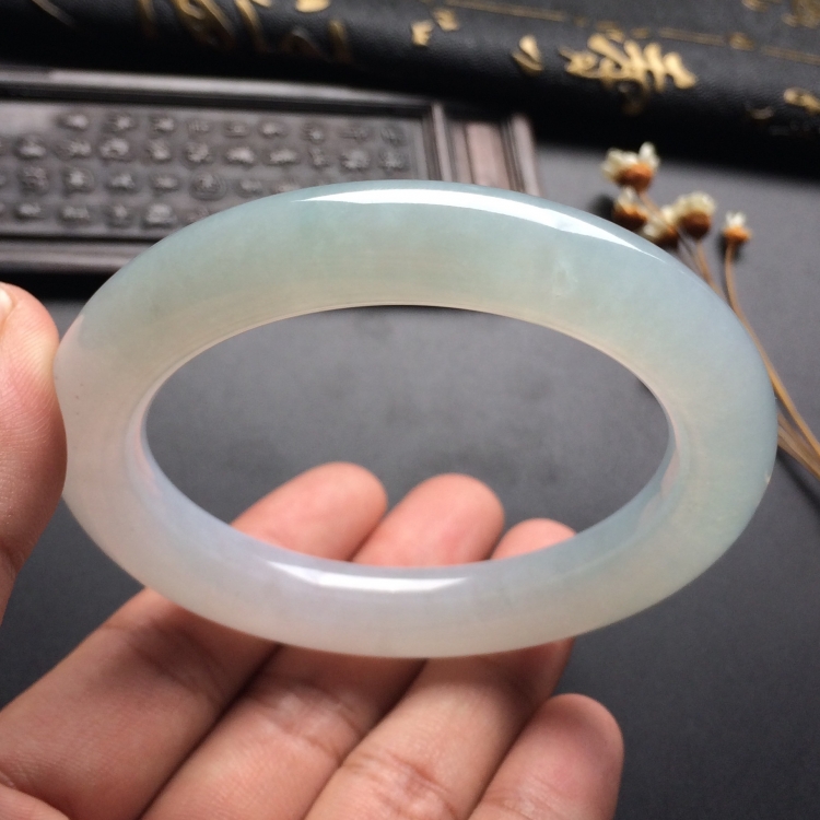 （超值推荐）糯冰种淡晴水圆条手镯（56mm）