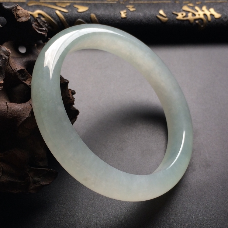 （超值推荐）糯冰种淡晴水手镯（56.1mm）