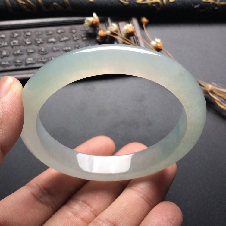 （超值推荐）糯冰种淡晴水手镯（56.1mm）