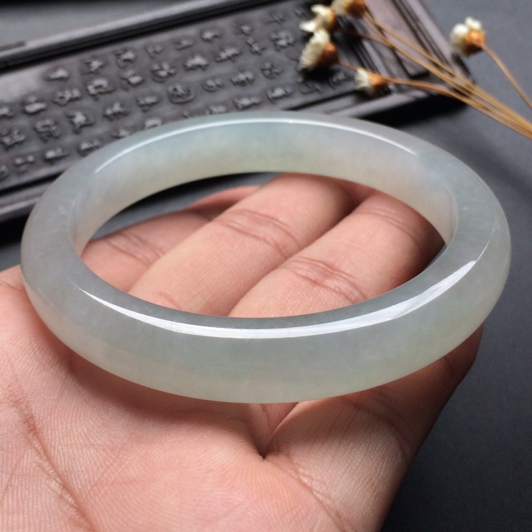 （超值推荐）糯冰种淡晴水手镯（56.1mm）