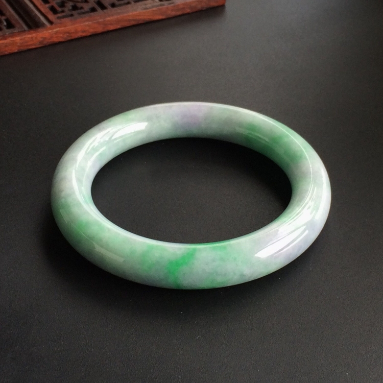 (超值推荐)糯冰种春带彩圆条手镯(55.4mm)