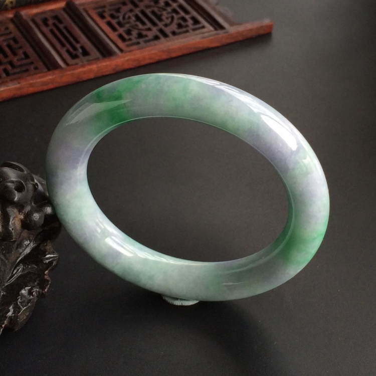 (超值推荐)糯冰种春带彩圆条手镯(55.4mm)