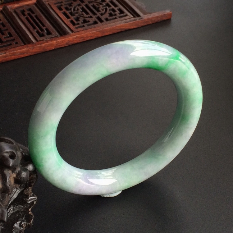(超值推荐)糯冰种春带彩圆条手镯(55.4mm)
