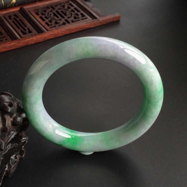 (超值推荐)糯冰种春带彩圆条手镯(55.4mm)