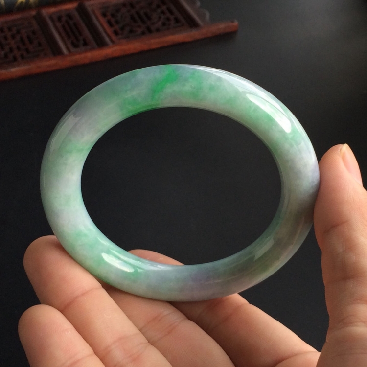 (超值推荐)糯冰种春带彩圆条手镯(55.4mm)