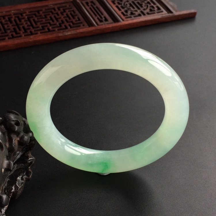 (超值推荐)糯冰种飘翠圆条手镯(58.6mm)