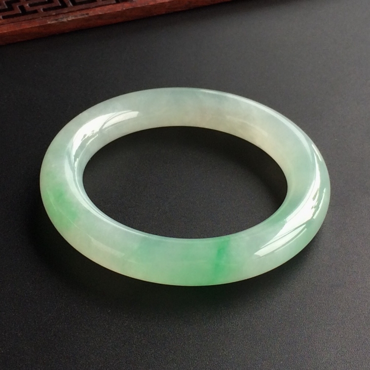 (超值推荐)糯冰种飘翠圆条手镯(58.6mm)