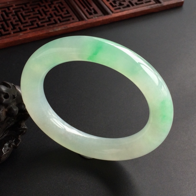 (超值推荐)糯冰种飘翠圆条手镯(58.6mm)