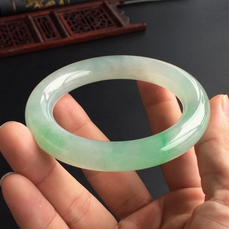 (超值推荐)糯冰种飘翠圆条手镯(58.6mm)