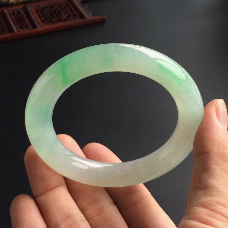 (超值推荐)糯冰种飘翠圆条手镯(58.6mm)