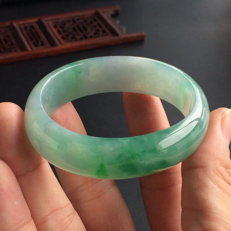 (超值推荐)糯冰种飘翠贵妃镯(54.2mm-45.2mm)
