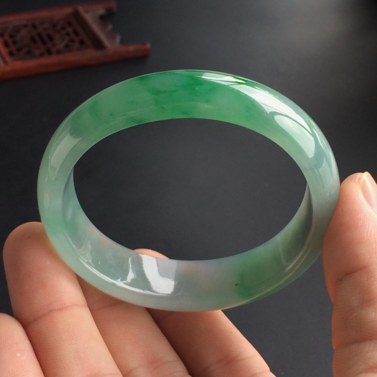 (超值推荐)糯冰种飘翠贵妃镯(54.2mm-45.2mm)