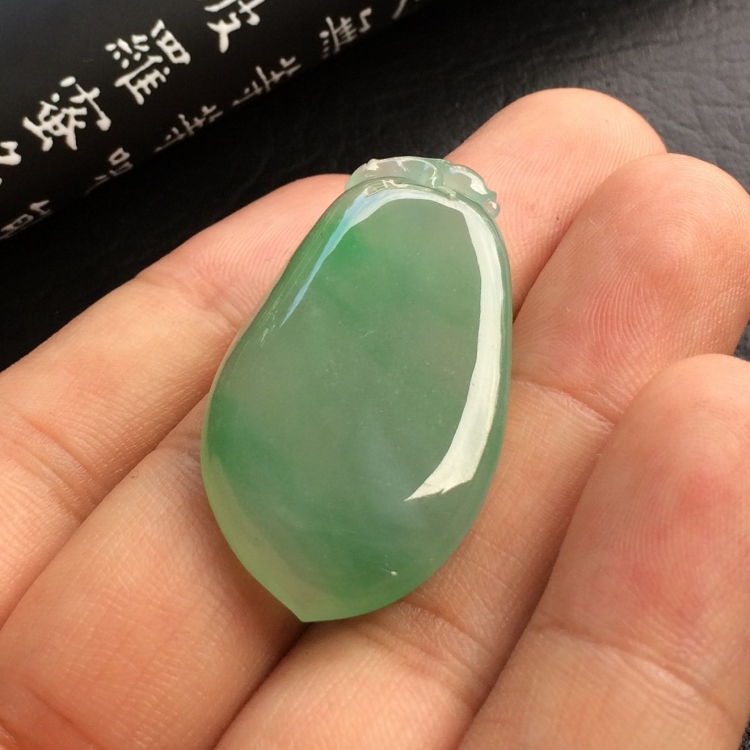 （超值推荐）糯冰种略飘绿花福瓜挂件