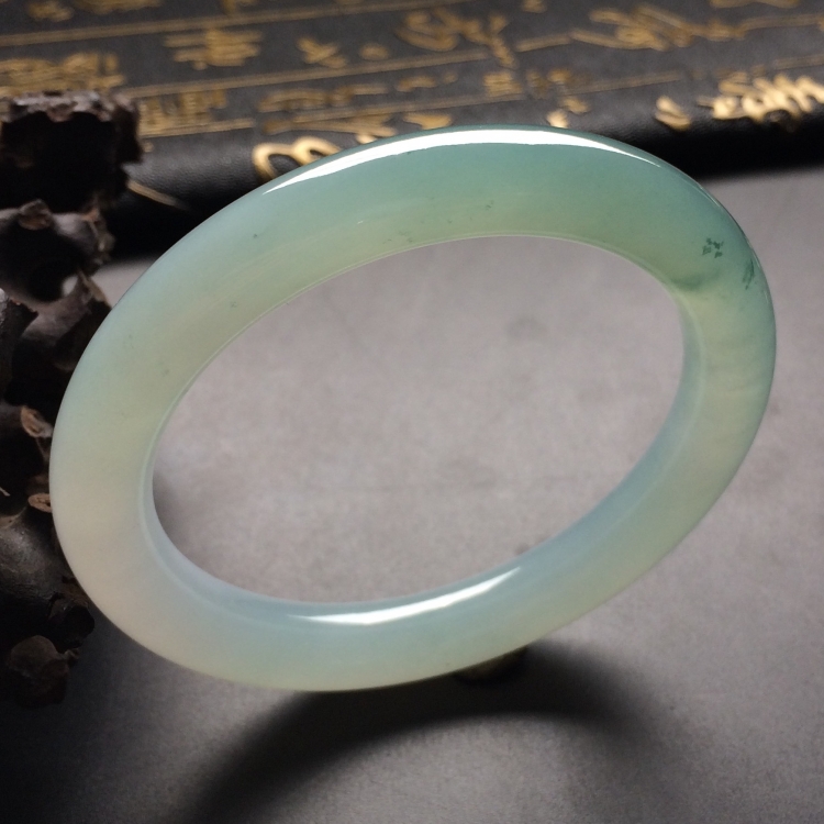 （超值推荐）糯冰种晴水略飘花圆条手镯（55.9mm）