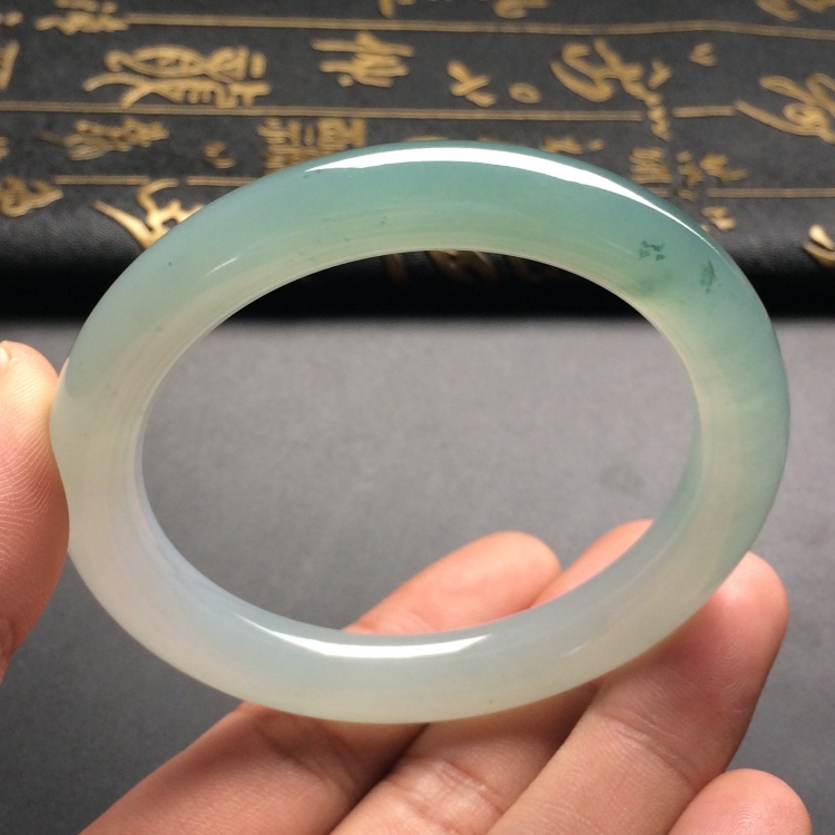 （超值推荐）糯冰种晴水略飘花圆条手镯（55.9mm）