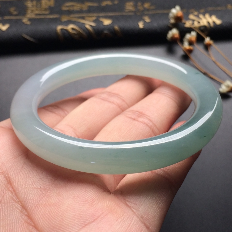 （超值推荐）糯冰种晴水略飘花圆条手镯（55.9mm）