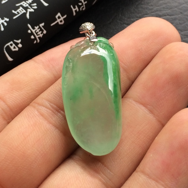 （超值推荐）冰玻种飘绿花福瓜挂件