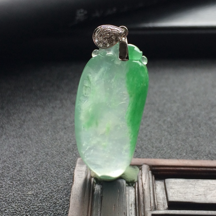 （超值推荐）冰玻种飘绿花福瓜挂件