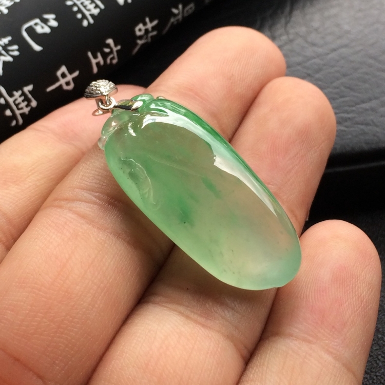 （超值推荐）冰玻种飘绿花福瓜挂件
