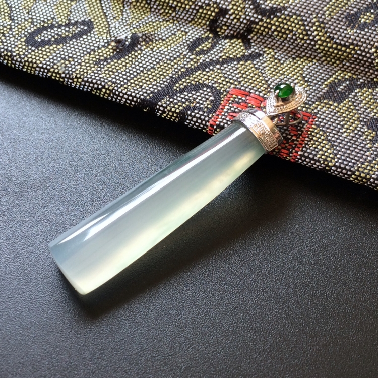 (超值推荐)冰种淡晴水略飘花镶白金平安柱胸坠