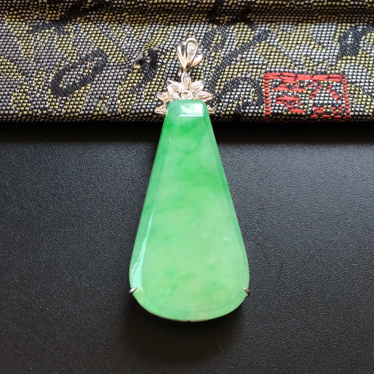 (超值推荐)糯冰种镶白金钻石平安牌胸坠