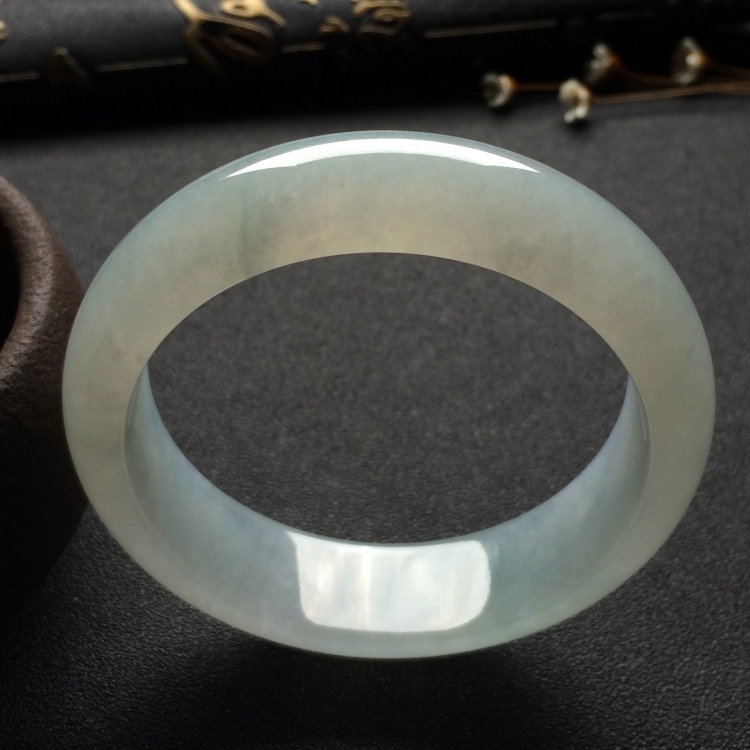 （超值推荐）糯冰种淡晴水手镯（56.6mm）